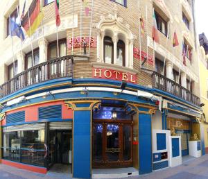 een hotel op de hoek van een straat bij Hotel Paris Centro in Zaragoza