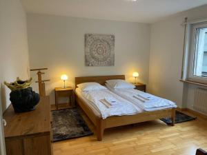 1 dormitorio con 1 cama con una cruz en la pared en Cozy, sunny, city center 1 bedroom flat (Marble 3) en Zúrich