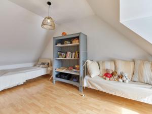 Una sala de estar con un sofá y una estantería. en Holiday Home Le Hameau Boudet by Interhome, en Barneville-Carteret
