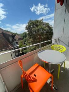 a balcony with a table and chairs on a balcony at Cozy, sunny, city center 1 bedroom flat (Marble 3) in Zurich