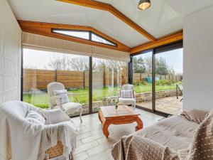una sala de estar con un sofá y una mesa en Holiday Home Le Hameau Boudet by Interhome, en Barneville-Carteret 18 fotos más