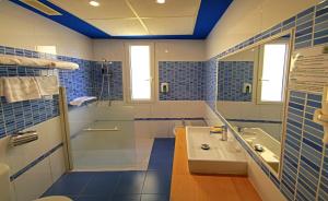 a bathroom with a sink, toilet, and bathtub at Hotel Paris Centro in Zaragoza