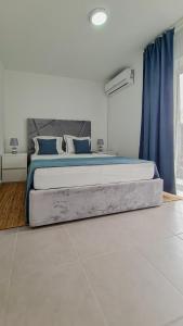 um quarto com uma cama grande e lençóis azuis em Solar de Pisões em Marco de Canavezes