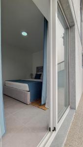 um quarto com uma cama e uma grande janela em Solar de Pisões em Marco de Canavezes