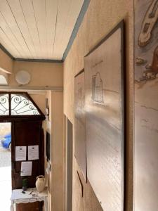a wall with a drawing of a purse on it at Residenza La Meridiana in Briatico