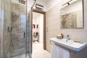 A bathroom at Cilento Suite - Vinarte B&B