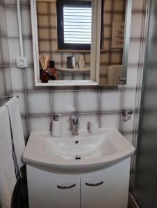 Ένα μπάνιο στο Marko Apartments Porec