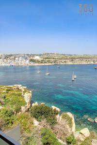 - une vue sur une grande étendue d'eau avec des bateaux dans l'établissement Designer 2BR home with Stunning views in St Pauls by 360 Estates, à San Pawl il-Baħar