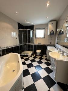 La salle de bains est pourvue d'un sol en damier noir et blanc. dans l'établissement Villa Mare, à Makarska
