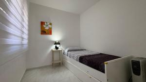 ein kleines Schlafzimmer mit einem Bett und einem Fenster in der Unterkunft Garbinell 1 2 in Roses