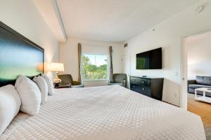ein Schlafzimmer mit einem großen Bett und einem TV in der Unterkunft Centrally Located Orlando Condo 1 Mi to Disney! in Orlando