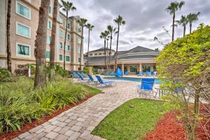 ein Resort mit Liegestühlen und einem Pool in der Unterkunft Centrally Located Orlando Condo 1 Mi to Disney! in Orlando
