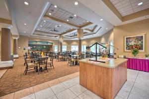 ein Restaurant mit Tischen und Stühlen und eine Bar in der Unterkunft Centrally Located Orlando Condo 1 Mi to Disney! in Orlando