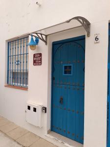 eine blaue Tür an der Seite eines Gebäudes in der Unterkunft Rinconcito en Aguamarga in Agua Amarga