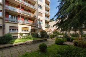 an apartment building with a garden in front of it at PN3 - One bedroom flat in Florence