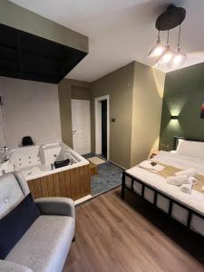 um quarto com uma banheira, uma cama e um sofá em THE BEYBÛN HOTEL em Istambul