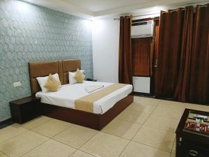 ニューデリーにあるHotel AMBS suites A family Hotel Near Delhi Airportのベッドルーム1室(ベッド1台付)