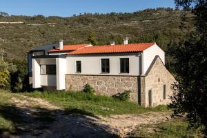 een huis aan de zijkant van een heuvel bij Quinta dos Sinçais in Guarda