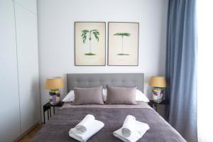 - une chambre avec un lit et 2 serviettes blanches dans l'établissement sgrafit apartments, à Retz