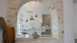 an archway in a living room with a dining room at Villa Logaras in Márpissa