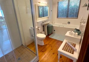 Peaceful guest suite with balcony views and garden setting衛浴