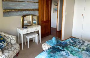 Peaceful guest suite with balcony views and garden setting房間的床
