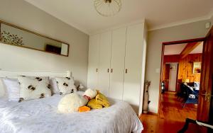 Peaceful guest suite with balcony views and garden setting房間的床
