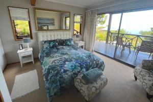 Peaceful guest suite with balcony views and garden setting房間的床 +37 張相片