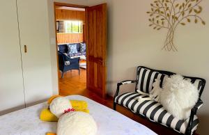 Peaceful guest suite with balcony views and garden setting房間的床