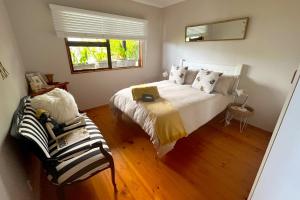 Peaceful guest suite with balcony views and garden setting房間的床