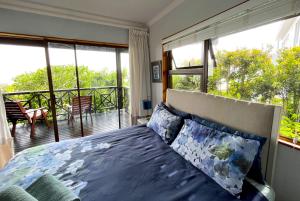 Peaceful guest suite with balcony views and garden setting房間的床