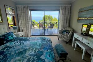 Peaceful guest suite with balcony views and garden setting房間的床
