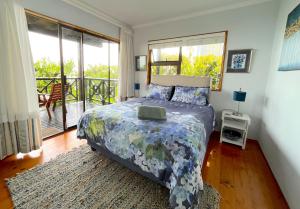 Peaceful guest suite with balcony views and garden setting房間的床