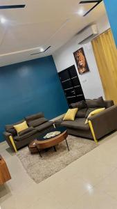 a living room with two couches and a coffee table at Appartement Luxueux de 3 pièces - Cotonou in Cotonou