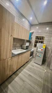 a kitchen with a sink and a refrigerator at Appartement Luxueux de 3 pièces - Cotonou in Cotonou