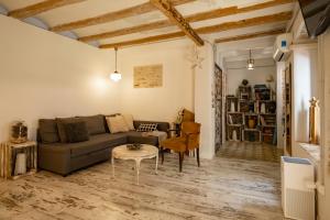 - un salon avec un canapé et une table dans l'établissement Apartamento en el corazón de Tarragona. Planta baja con patio., à Tarragone