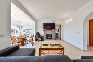 Villas Guzman - Alex في بينيسا: غرفة معيشة مع أريكة وطاولة