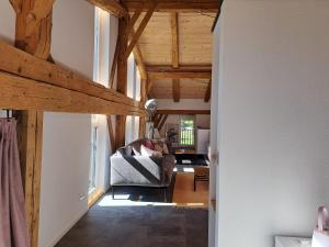 Ofrece vistas a una sala de estar con techos de madera. en Neu! Ferienwohnungen im Lüftlmalereck, Hennalahaus en Oberammergau