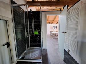 Koupelna v ubytování Neu! Ferienwohnungen im Lüftlmalereck, Hennalahaus + 110 fotografií