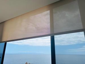 a window with a view of the ocean at Apartamento vistas al océano in Tabaiba