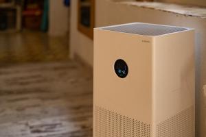 a white speaker sitting on the floor of a room at Apartamento en el corazón de Tarragona. Planta baja con patio. in Tarragona +61 photos