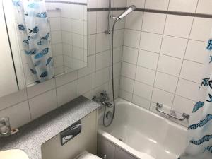un bagno con vasca, WC e doccia di Bright and quiet studio in the city center - Sky11 a Zurigo Altre 12 foto