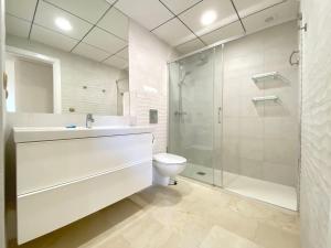 Koupelna v ubytování LA CALETA - LUXURY 3 BEDROOM SEA VIEW by Grupo Quattro + 21 fotografií