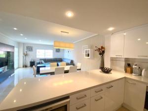 Kuchyň nebo kuchyňský kout v ubytování LA CALETA - LUXURY 3 BEDROOM SEA VIEW by Grupo Quattro