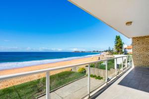 Blick auf den Strand vom Balkon eines Hauses in der Unterkunft Yulunga - Direct Beachfront in Narrabeen