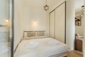 een kleine slaapkamer met een bed en een spiegel bij APARTLU in Kotor