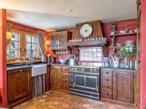 Кухня или кухненски бокс в 5 bedroom luxury Chalet by Dieckereise