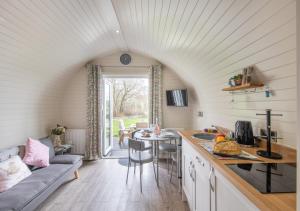 una cocina y sala de estar en una casa pequeña en Paradwys, en Llanfyllin