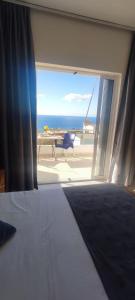 1 dormitorio con cama y vistas al océano en Ionian View, en Gjilek