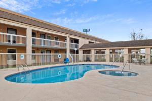 una piscina frente a un hotel en Suburban Studios Hotel Kingsland Near I-95, en Kingsland